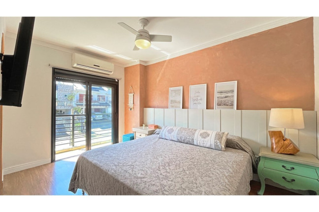 Imagem Casa com 3 Quartos à Venda, em Hípica - Porto Alegre Imagem Casa com 3 Quartos à Venda, em Hípica - Porto Alegre