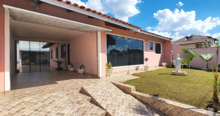 Casa com 3 Quartos à Venda, 250 m² em Uberaba - Curitiba