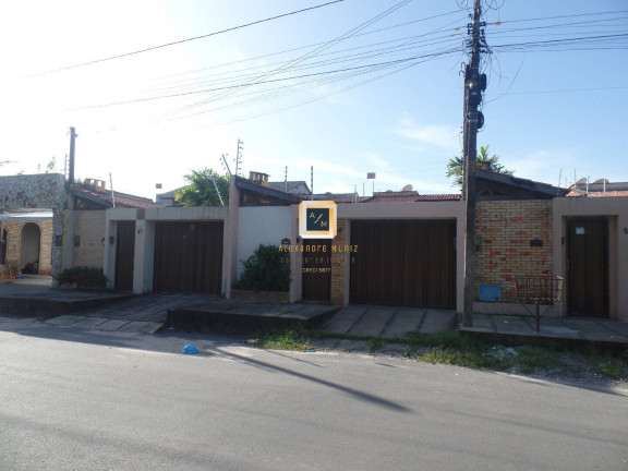 Casa com 3 Quartos à Venda,  em Lagoa Redonda - Fortaleza