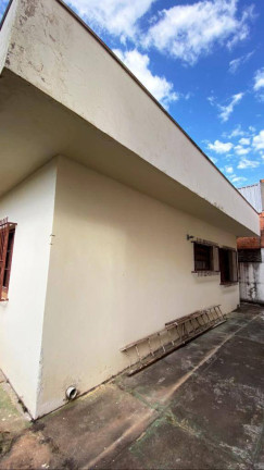 Imagem Casa com 3 Quartos à Venda, 330 m² em Botucatu
