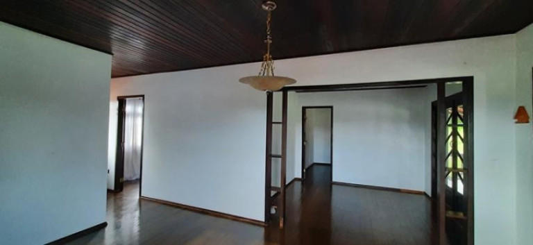 Imagem Sobrado com 4 Quartos à Venda, 269 m² em Santa Catarina - Joinville