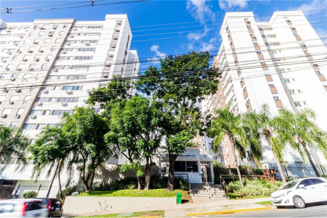Imóvel com 2 Quartos à Venda,  em Passo Da Areia - Porto Alegre