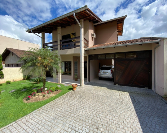 Casa com 3 Quartos à Venda, 238 m² em Vila Nova - Joinville
