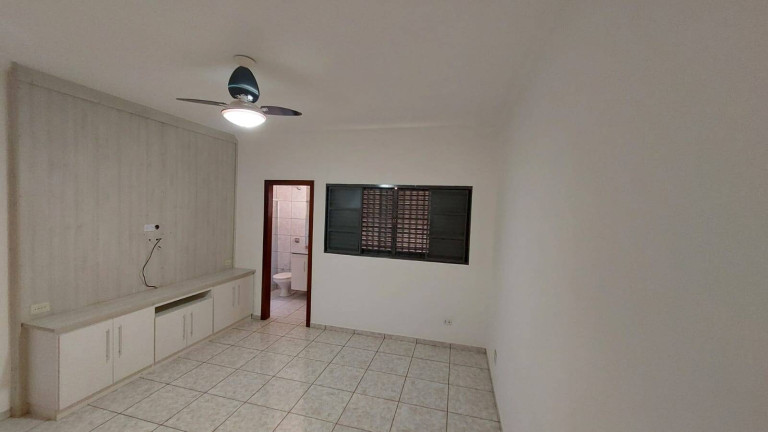 Imagem Casa com 3 Quartos para Alugar, em Ourinhos Imagem Casa com 3 Quartos para Alugar, em Ourinhos