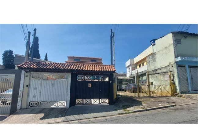 Casa com 3 Quartos à Venda,  em Vila Carmosina - São Paulo