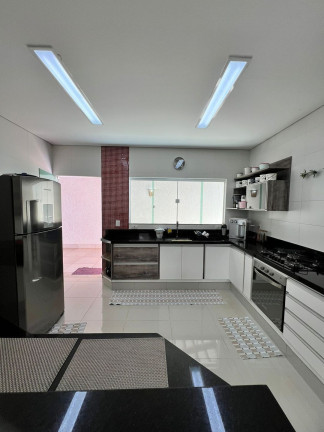 Imagem Casa de Condomínio com 3 Quartos à Venda, 210 m² em Santa Mônica - Uberlândia Imagem Casa de Condomínio com 3 Quartos à Venda, 210 m² em Santa Mônica - Uberlândia