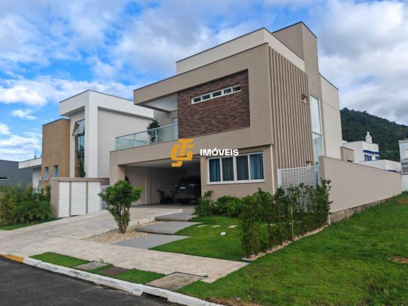 Imagem Casa com 3 Quartos à Venda, 425 m² em Caledônia - Camboriú Imagem Casa com 3 Quartos à Venda, 425 m² em Caledônia - Camboriú