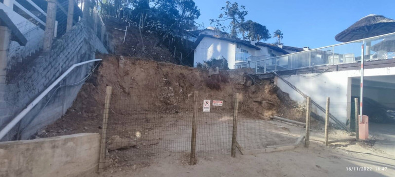 Terreno à Venda, 300 m² em Bombinhas