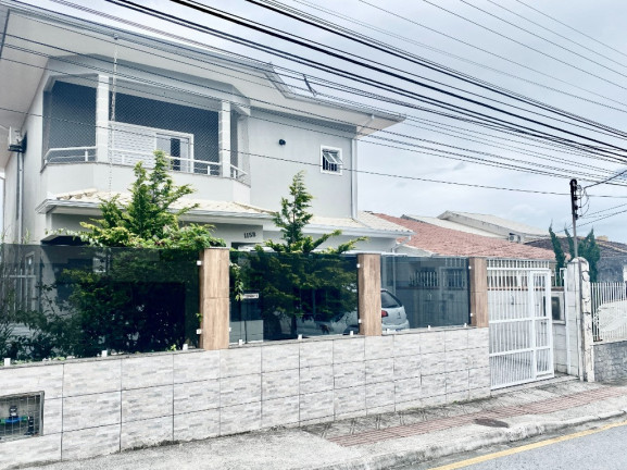 Casa com 4 Quartos à Venda, 225 m² em Barreiros - São José