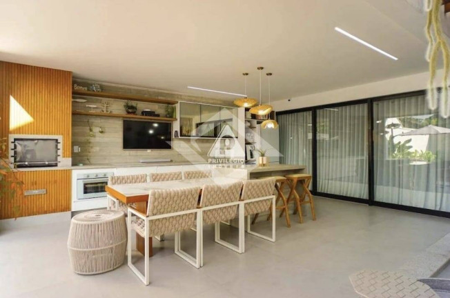 Imagem Casa com 6 Quartos à Venda, 320 m² em Barra Da Tijuca - Rio De Janeiro Imagem Casa com 6 Quartos à Venda, 320 m² em Barra Da Tijuca - Rio De Janeiro