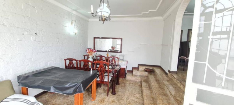 Imagem Casa com 4 Quartos à Venda, 240 m²