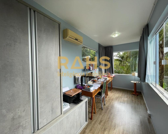 Imagem Casa com 3 Quartos à Venda, 1.365 m² em São Marcos - Joinville Imagem Casa com 3 Quartos à Venda, 1.365 m² em São Marcos - Joinville
