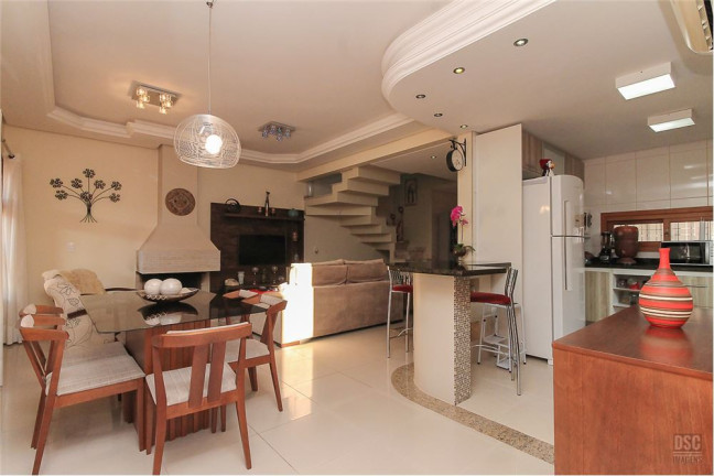 Imagem Casa com 3 Quartos à Venda, em Guarujá - Porto Alegre Imagem Casa com 3 Quartos à Venda, em Guarujá - Porto Alegre