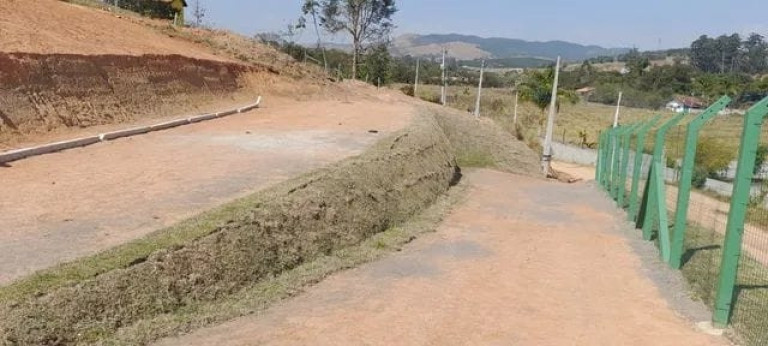 Chácara à Venda, 2.500 m² em Loteamento Chácaras Ingrid - Taubaté