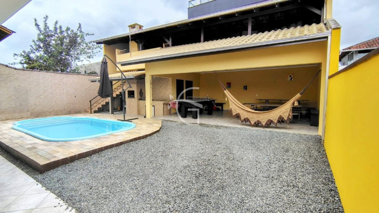 Sobrado com 4 Quartos à Venda,  em Guanabara - Joinville