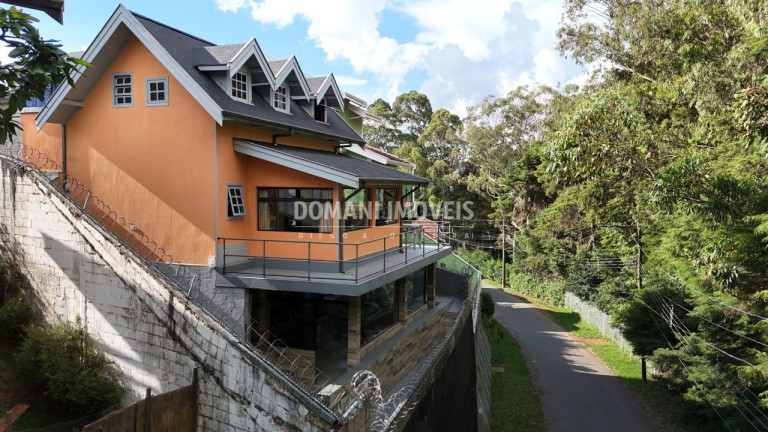Imagem Casa com 2 Quartos à Venda, 215 m² em Região Do Toriba - Campos Do Jordão Imagem Casa com 2 Quartos à Venda, 215 m² em Região Do Toriba - Campos Do Jordão