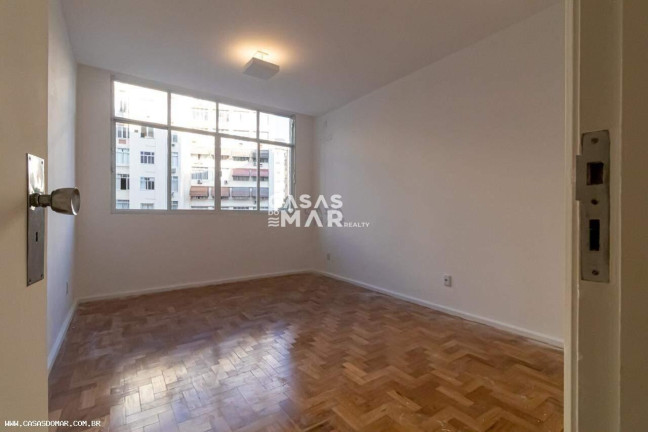 Imagem Imóvel com 4 Quartos à Venda, 330 m² em Copacabana - Rio De Janeiro Imagem Imóvel com 4 Quartos à Venda, 330 m² em Copacabana - Rio De Janeiro