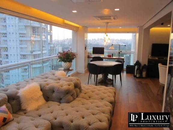 Apartamento com 3 Quartos para Alugar, 157 m² em Vila Nova Conceição - São Paulo