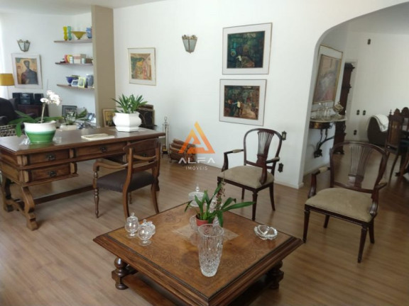 Imagem Casa com 4 Quartos à Venda, 378 m²