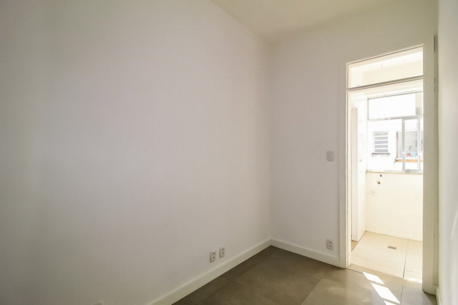Imagem Imóvel com 2 Quartos à Venda, 72 m² em Copacabana - Rio De Janeiro Imagem Imóvel com 2 Quartos à Venda, 72 m² em Copacabana - Rio De Janeiro