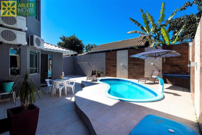 Imagem Casa com 3 Quartos para Alugar ou Temporada, 150 m² em Centro - Bombinhas Imagem Casa com 3 Quartos para Alugar ou Temporada, 150 m² em Centro - Bombinhas