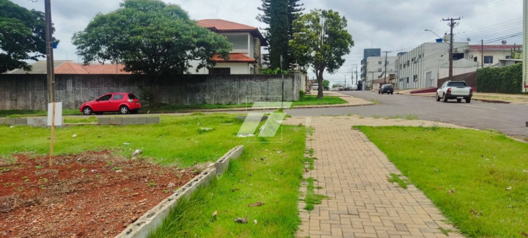 Casa à Venda, 525 m² em Universitário - Cascavel