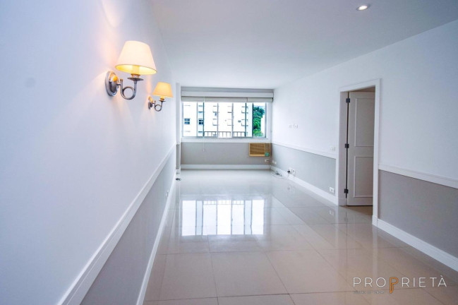 Apartamento com 2 Quartos à Venda,  em Humaitá - Rio De Janeiro