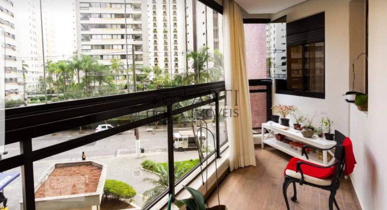 Apartamento com 3 Quartos para Alugar, 120 m² em Moema - São Paulo