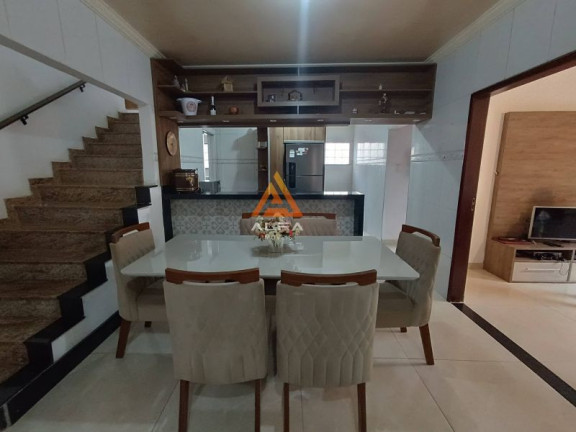 Imagem Casa com 4 Quartos à Venda, 240 m²