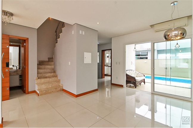 Imagem Casa com 3 Quartos à Venda, em Hípica - Porto Alegre Imagem Casa com 3 Quartos à Venda, em Hípica - Porto Alegre