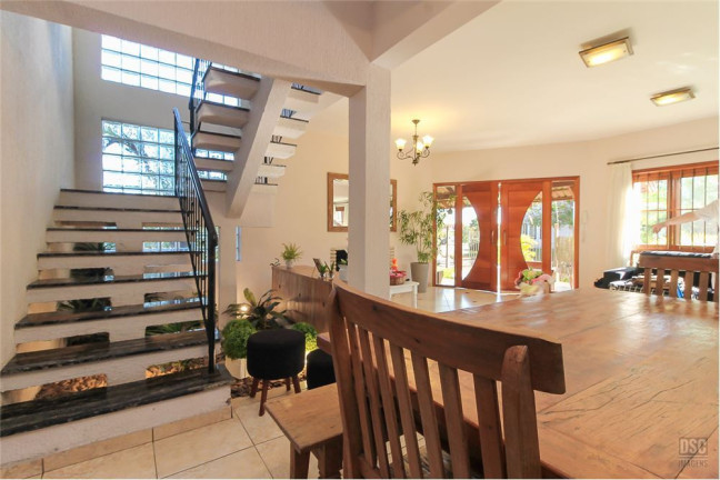 Imagem Casa com 4 Quartos à Venda, em Hípica - Porto Alegre Imagem Casa com 4 Quartos à Venda, em Hípica - Porto Alegre