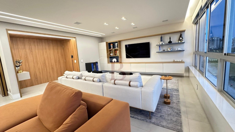 Imagem Imóvel com 4 Quartos à Venda, 250 m² em Icaraí - Niterói Imagem Imóvel com 4 Quartos à Venda, 250 m² em Icaraí - Niterói