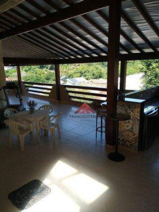 Casa com 4 Quartos à Venda, 390 m² em Matapaca - Niterói