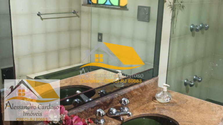 Imagem Casa com 3 Quartos à Venda, 300 m²