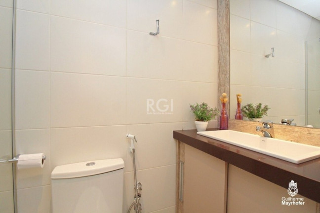 Imagem Imóvel com 1 Quarto à Venda, 150 m² em São João - Porto Alegre Imagem Imóvel com 1 Quarto à Venda, 150 m² em São João - Porto Alegre