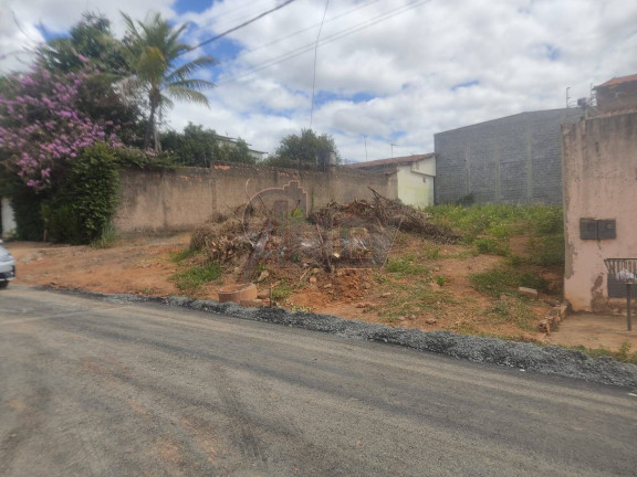 Imagem Casa com 3 Quartos à Venda, em Interlagos - Montes Claros Imagem Casa com 3 Quartos à Venda, em Interlagos - Montes Claros