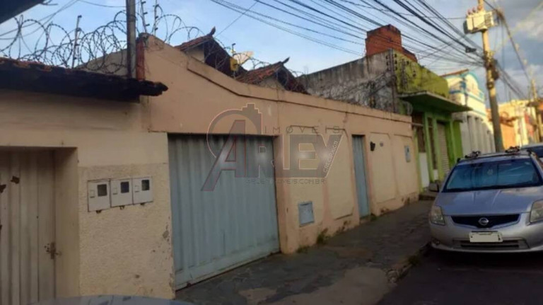 Casa com 3 Quartos à Venda,  em Centro - Montes Claros