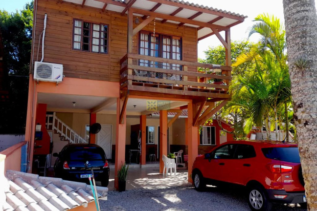 Imagem Casa com 6 Quartos à Venda, 300 m² em Bombas - Bombinhas Imagem Casa com 6 Quartos à Venda, 300 m² em Bombas - Bombinhas