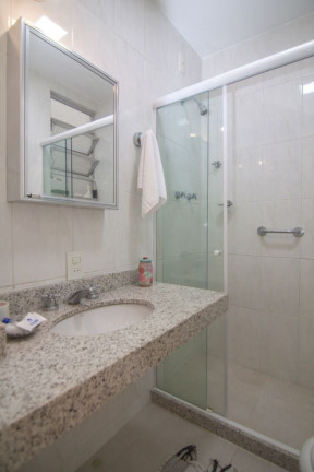 Imagem Imóvel com 2 Quartos à Venda, 71 m² em Copacabana - Rio De Janeiro Imagem Imóvel com 2 Quartos à Venda, 71 m² em Copacabana - Rio De Janeiro