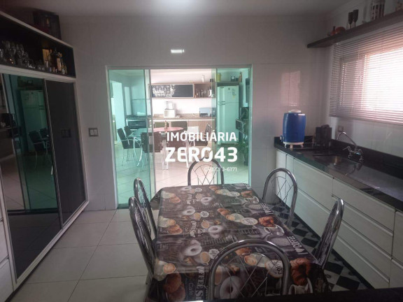 Imagem Casa com 4 Quartos à Venda, 325 m² em Champagnat - Londrina