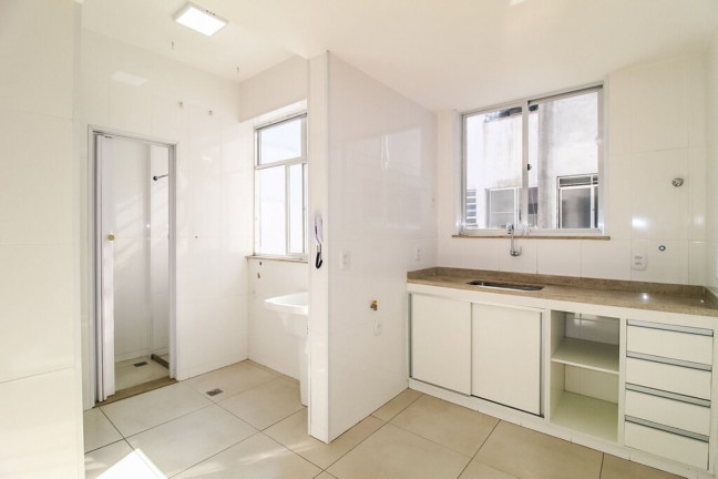 Imagem Imóvel com 2 Quartos à Venda, 72 m² em Copacabana - Rio De Janeiro Imagem Imóvel com 2 Quartos à Venda, 72 m² em Copacabana - Rio De Janeiro