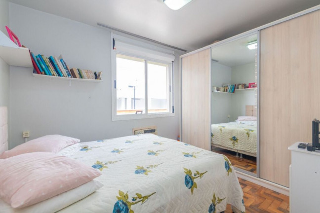 Imagem Imóvel com 3 Quartos à Venda, 64 m² em Vila Ipiranga - Porto Alegre