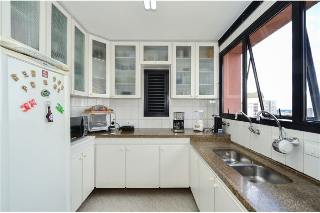Imagem Apartamento com 4 Quartos à Venda, 241 m² em Vila Suzana - São Paulo