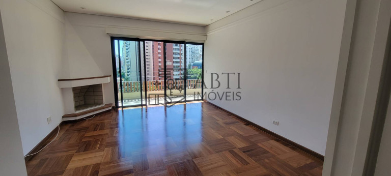 Apartamento com 4 Quartos para Alugar, 130 m² em Moema - São Paulo