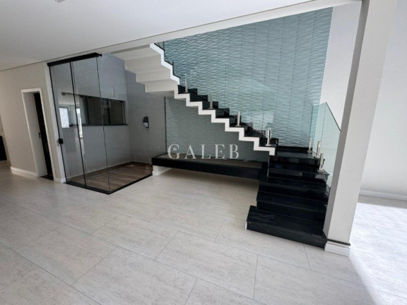 Casa com 3 Quartos à Venda, 399 m² em Vila Petrópolis - Atibaia