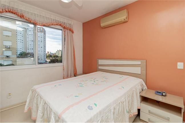 Imagem Imóvel com 3 Quartos à Venda,  em Vila Ipiranga - Porto Alegre