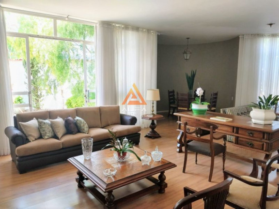 Casa com 4 Quartos à Venda, 378 m²