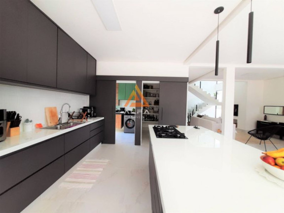 Imagem Casa de Condomínio com 3 Quartos à Venda, 300 m²