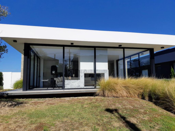 Imagem Casa com 4 Quartos à Venda, em -- - Capao Da Canoa Imagem Casa com 4 Quartos à Venda, em -- - Capao Da Canoa