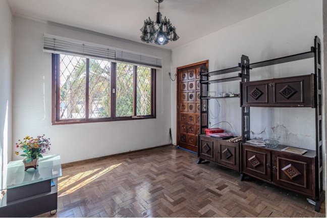 Casa com 6 Quartos à Venda, 210 m² em Passo Da Areia - Porto Alegre
